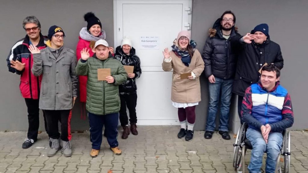 grupa osób przed klubem samopomocy w Polkowicach